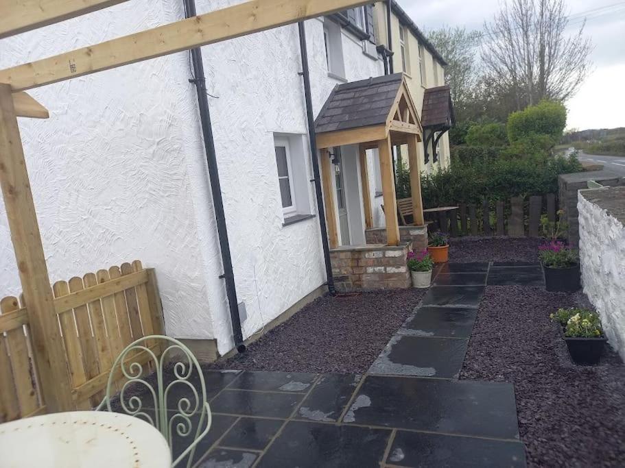 Cosy 2 Bed Cottage Between Snowdonia And The Sea Llandegai Exterior foto